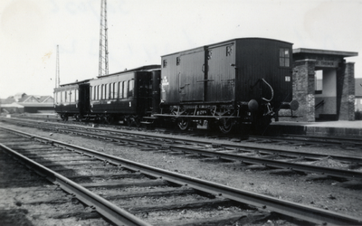 170287 Afbeelding van de rijtuigen D313, C341 en C320 langs het perron van het N.S.-station Alkmaar te Alkmaar.